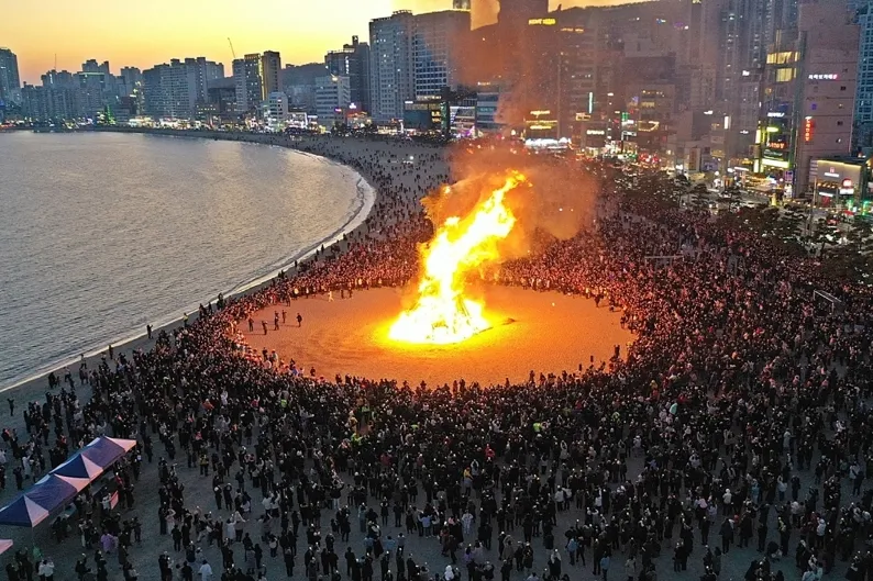 Suyeong Traditional Daljip Burning 2025 at Gwangalli Beach: Celebrate Jeongwol Daeboreum in Busan